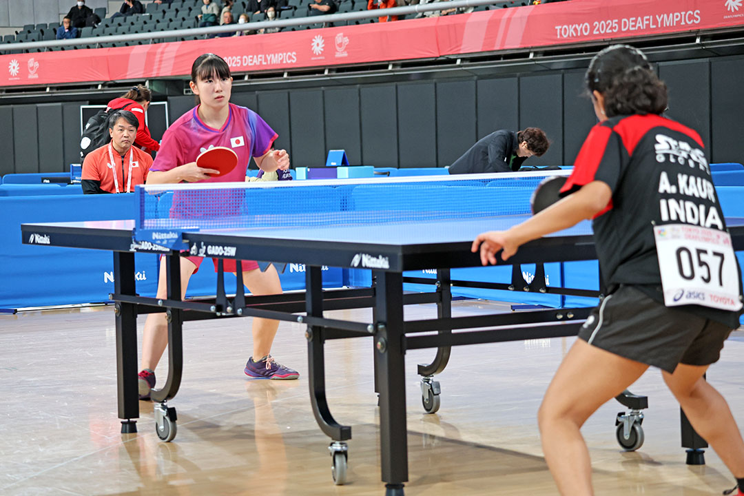 相手の球を待つ山田萌心選手