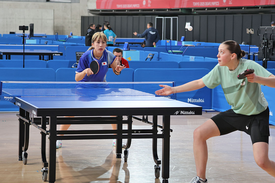 サーブを受ける構えの亀澤選手2