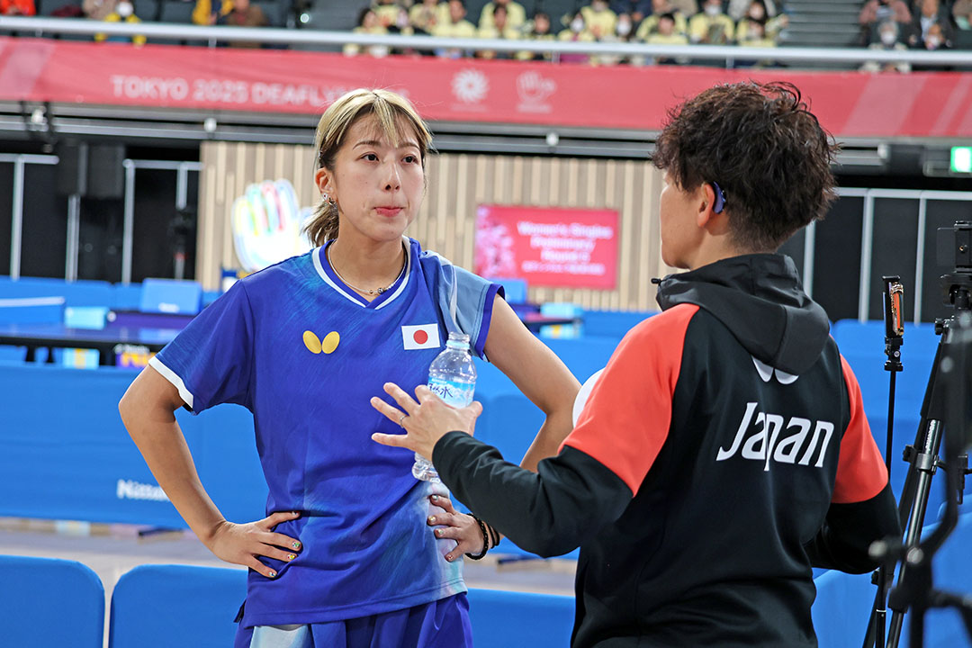 インターバルでコーチの指導を受ける亀澤選手