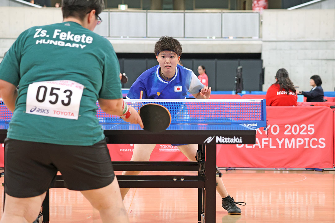 相手のサーブを待つ木村選手