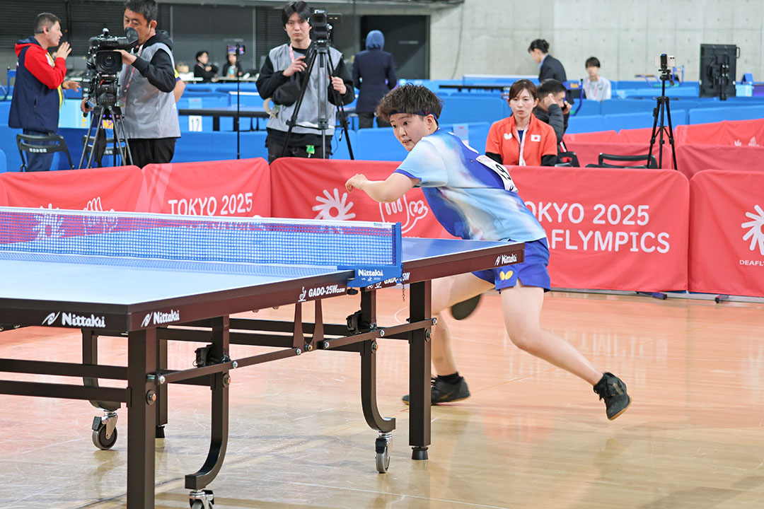 スマッシュを打つ木村選手