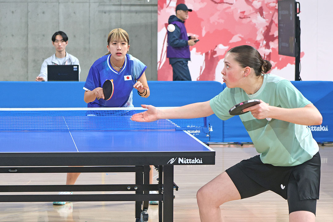 サーブを受ける構えの亀澤選手1