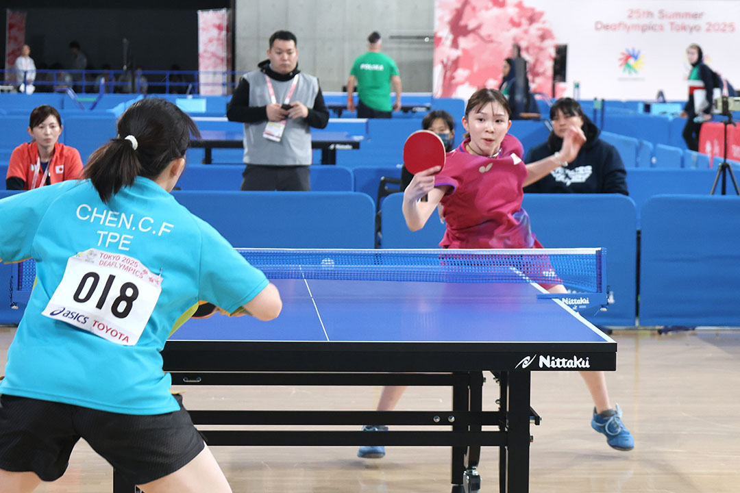 相手の球を打ち返す山田瑞恵選手1