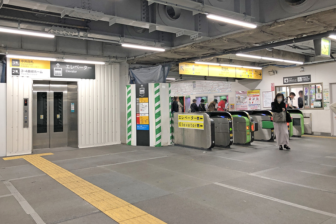 左側にAエレベーター、右隣に南改札