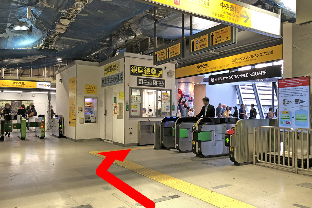 中央改札内側の写真。案内所は左側