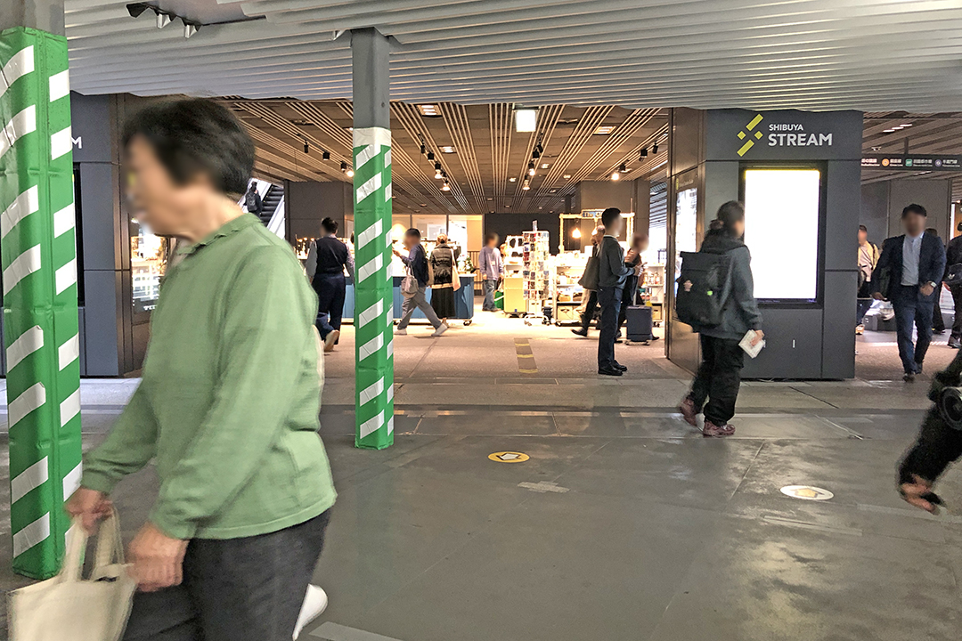 通路の先に渋谷ストリーム内の店舗の様子