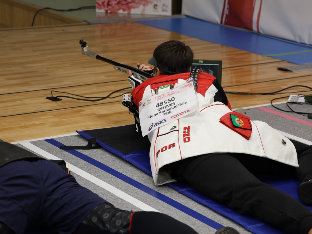 赤と白のスーツを着たポーランド代表の射撃