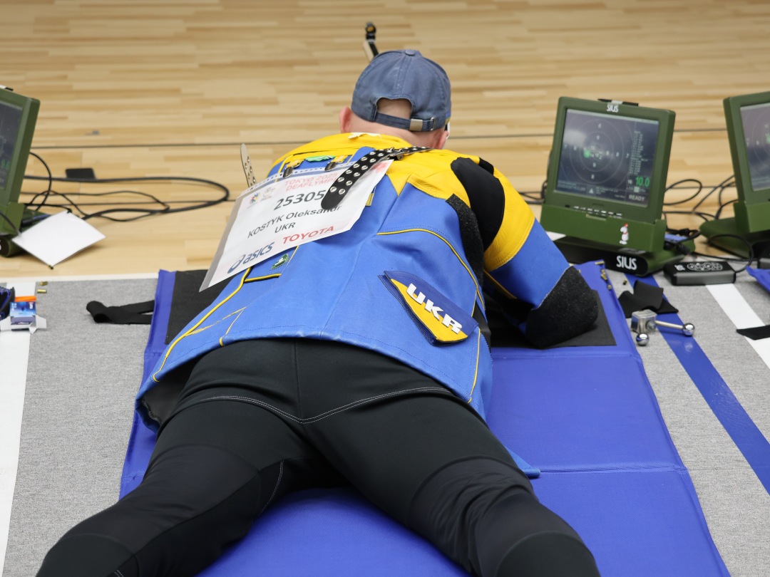 黄色と青のスーツを着たウクライナ代表の射撃