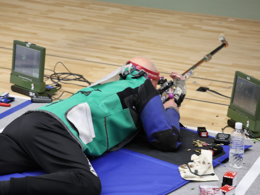 緑と青のスーツを着て、赤い鉢巻を巻いた高桑選手