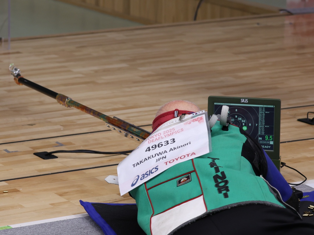 背中側から撮影した高桑選手と、右側のモニター