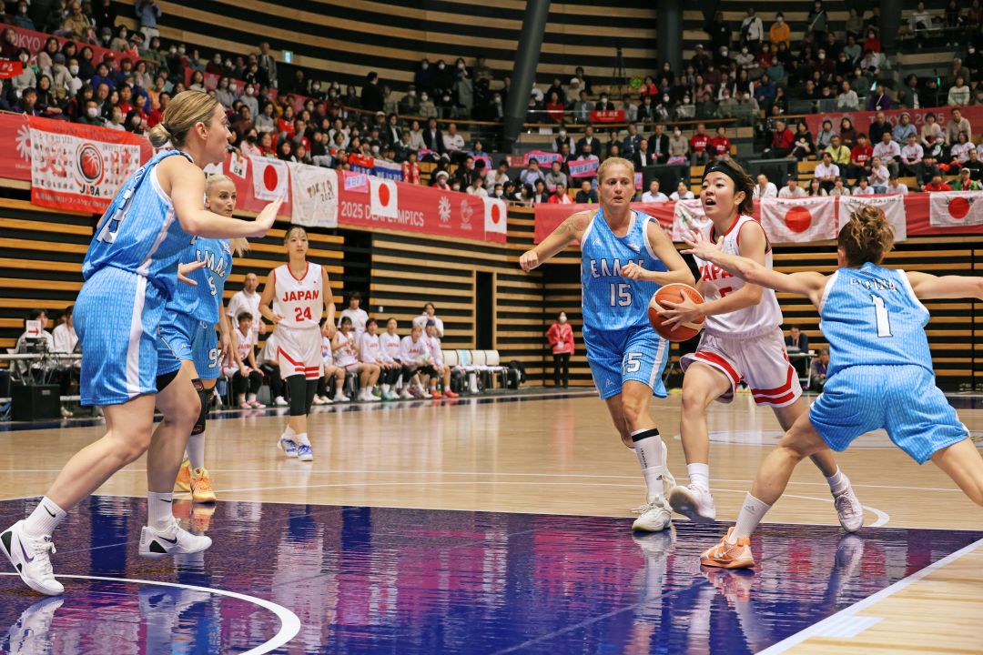 ディフェンス二人に囲まれた豊里選手