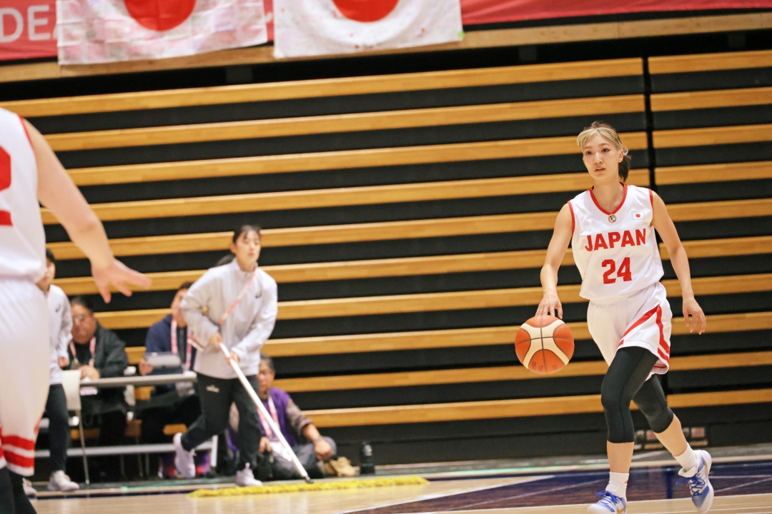 コート中央でドリブルして相手の出方をうかがう沼口選手