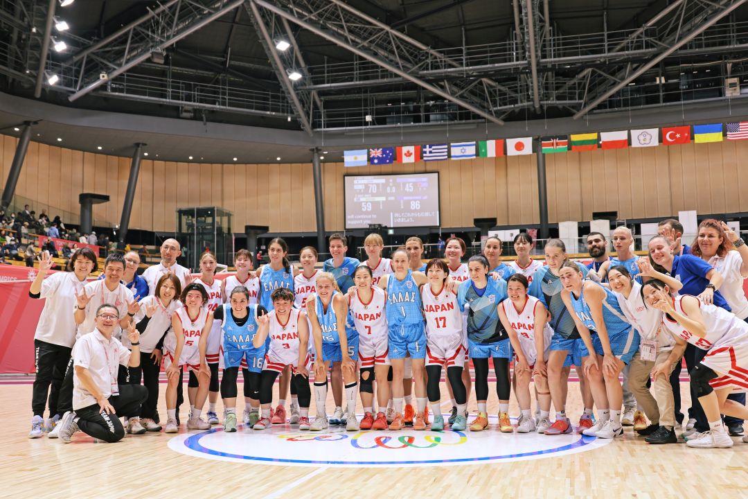 両チームの選手たちが互い違いに肩を組んで写真に写っている