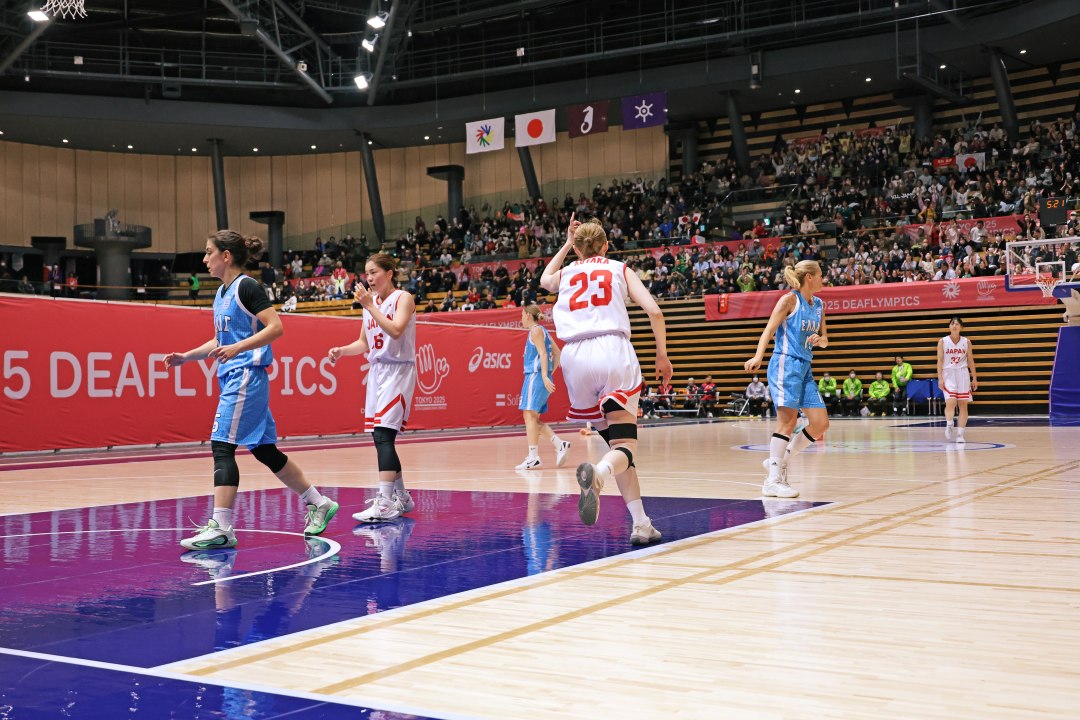 ハンドサインで指示を出す小鷹選手