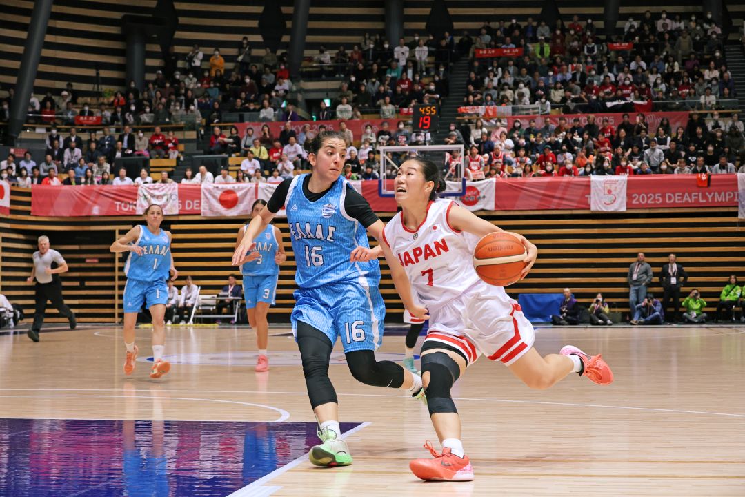 相手チームのディフェンスをドリブルでかわそうとする羽田選手