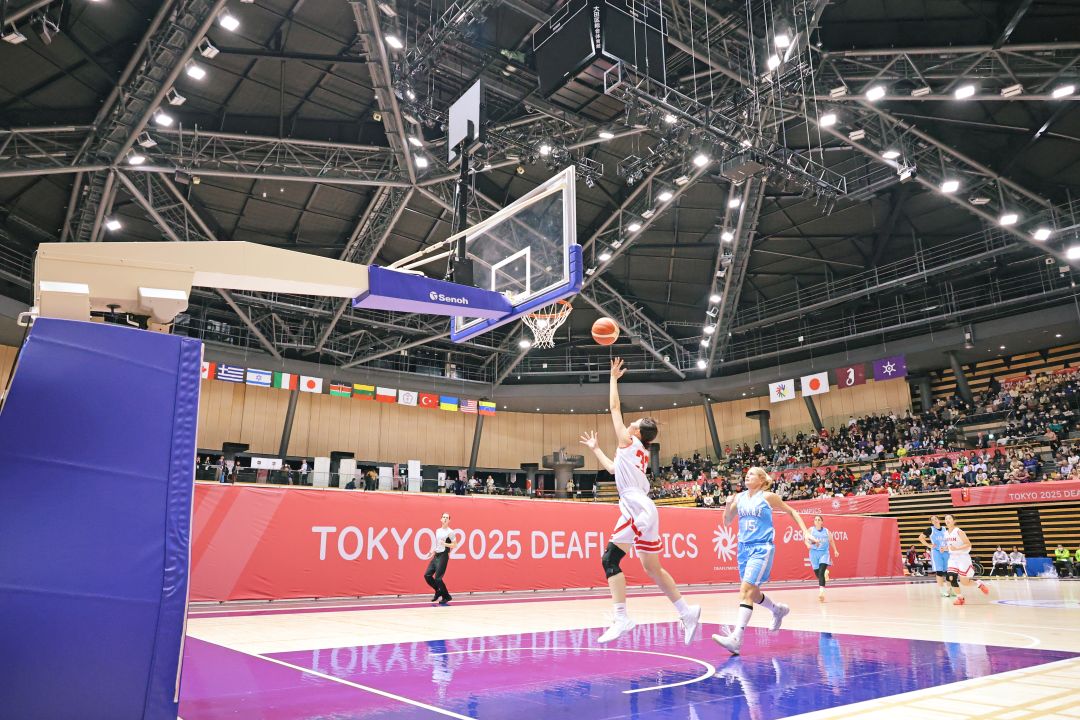 ゴール下からシュートする加藤志希選手