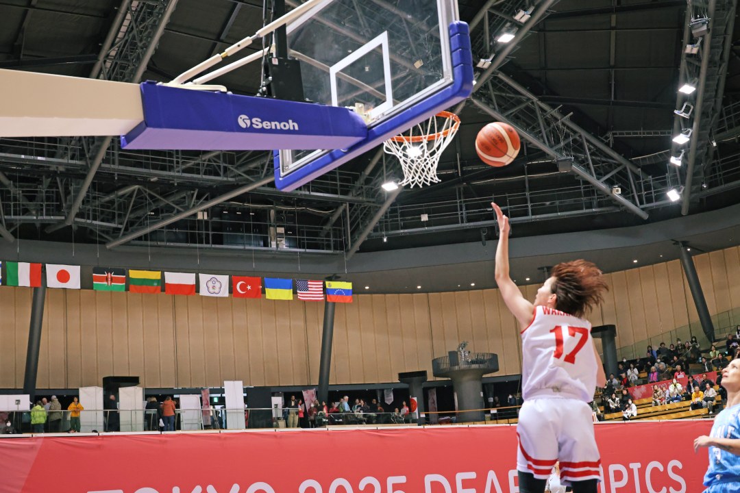 ゴール下からシュートする若松選手