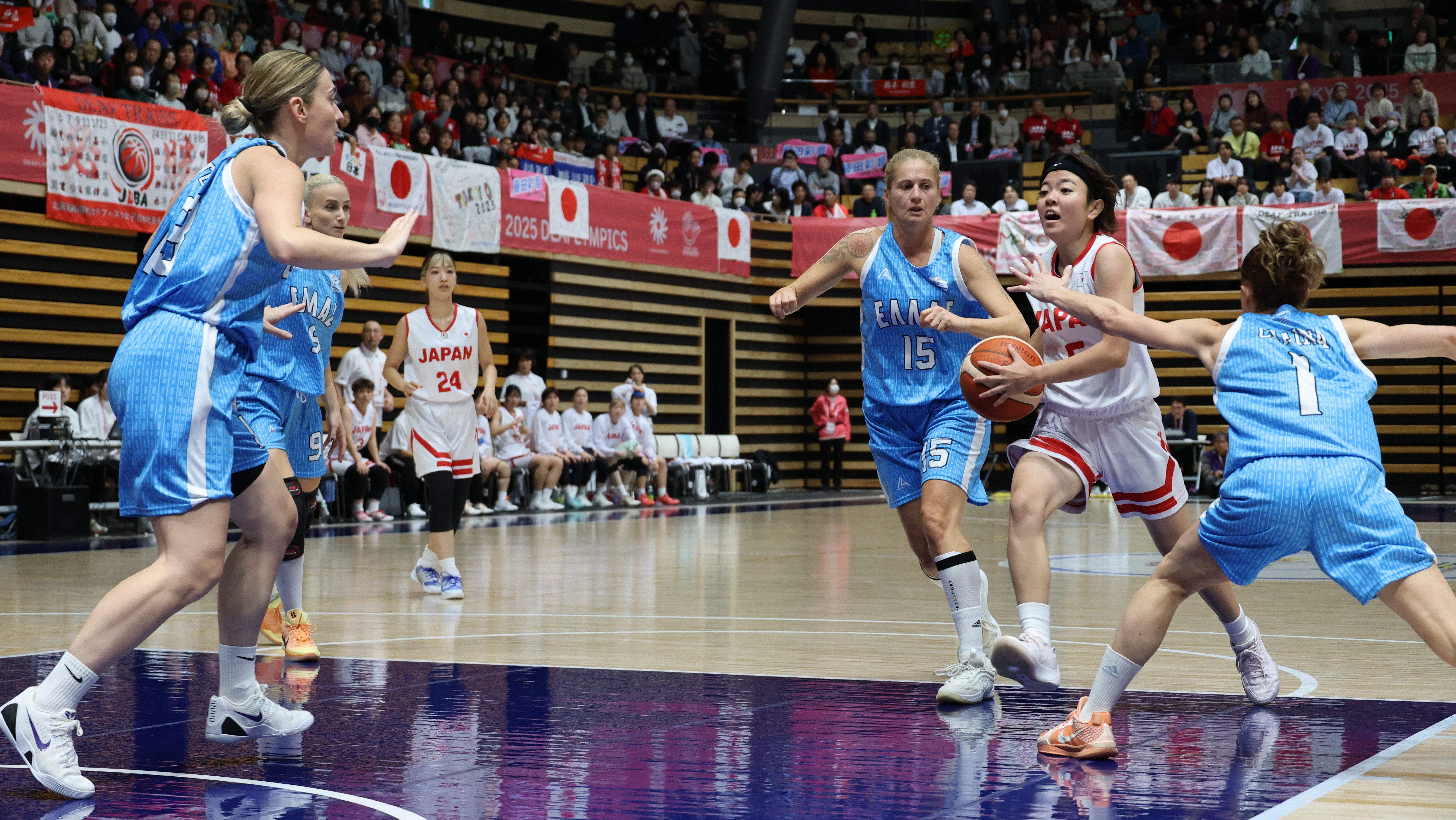 女子バスケット　ディフェンスを突破する日本選手