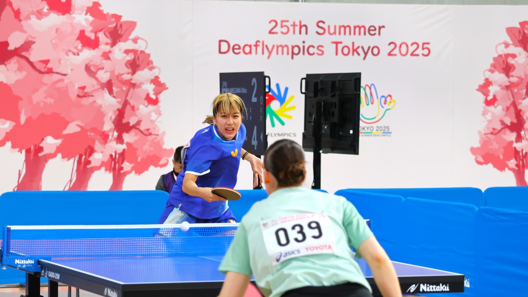 にらみ合う女子卓球