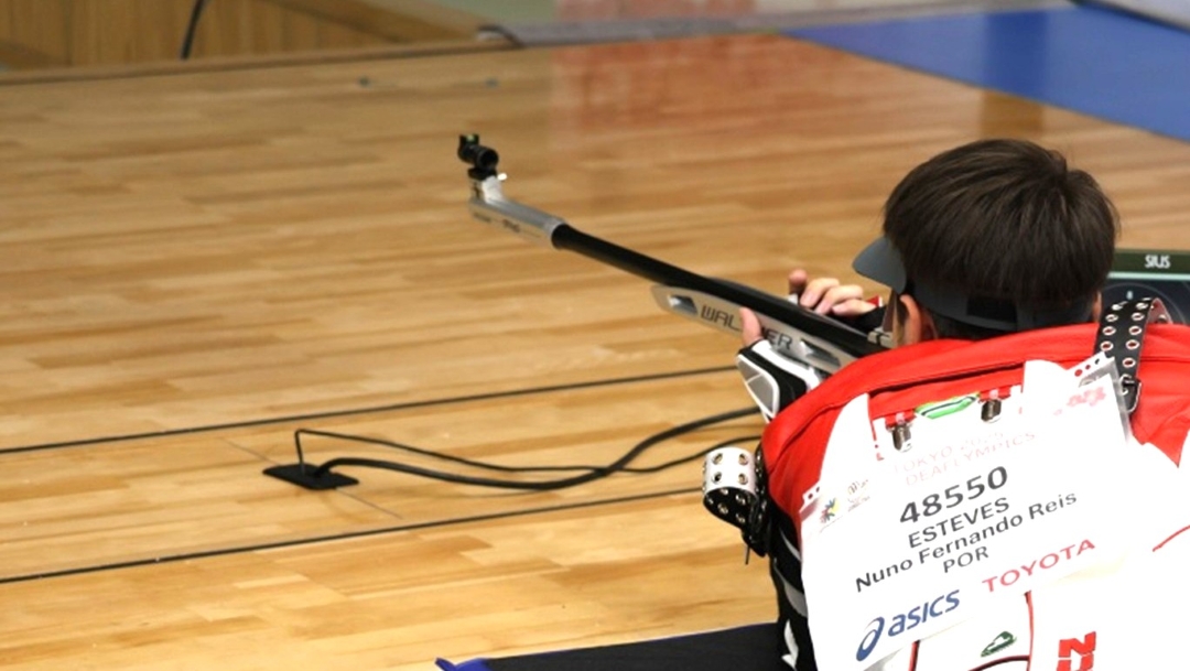 的を狙いすますポーランドの射撃選手