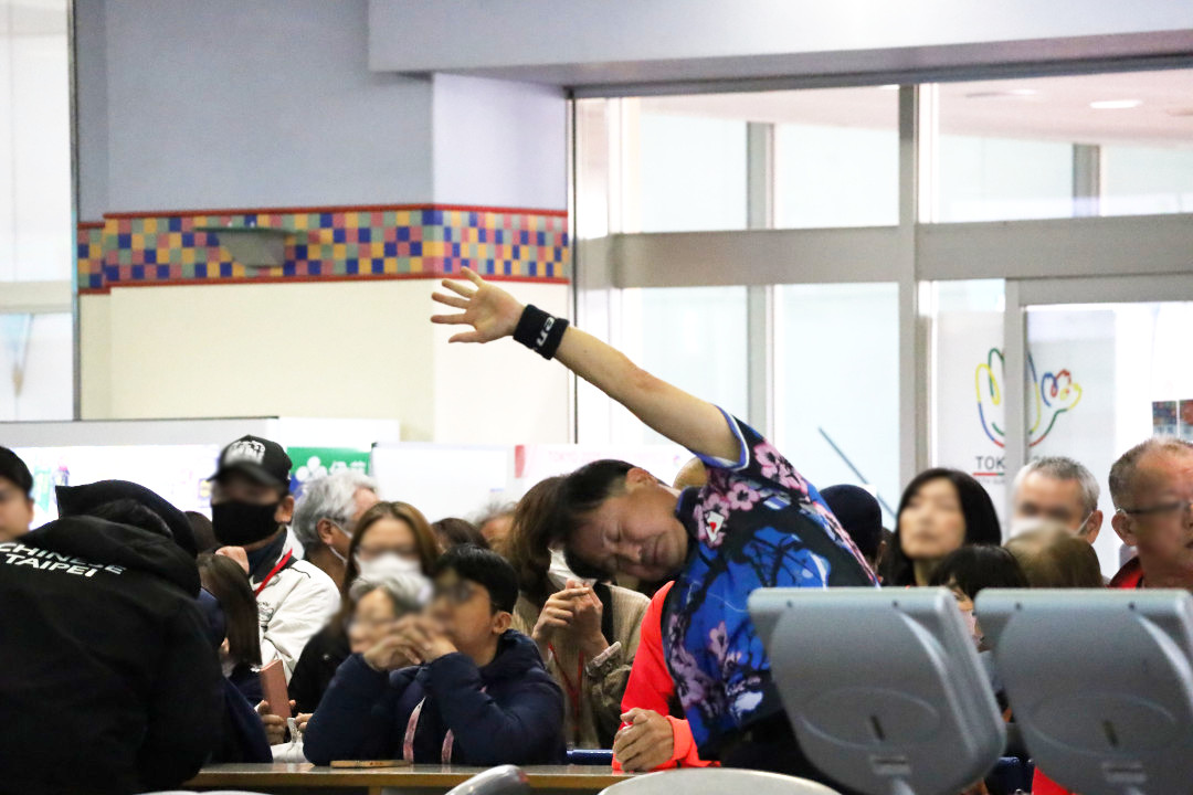 戸羽選手が上半身のストレッチをしている様子