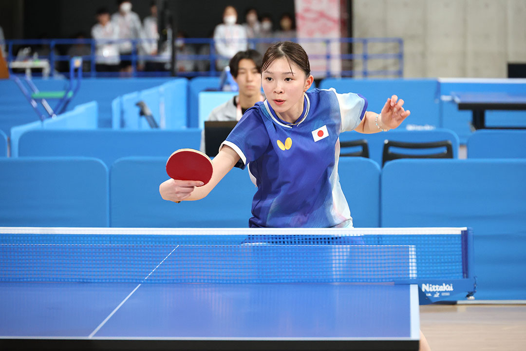 バックハンドで打ち返す山田瑞恵選手