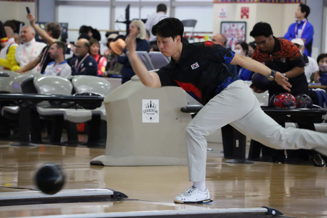 投球直後のパク・ジェウン選手