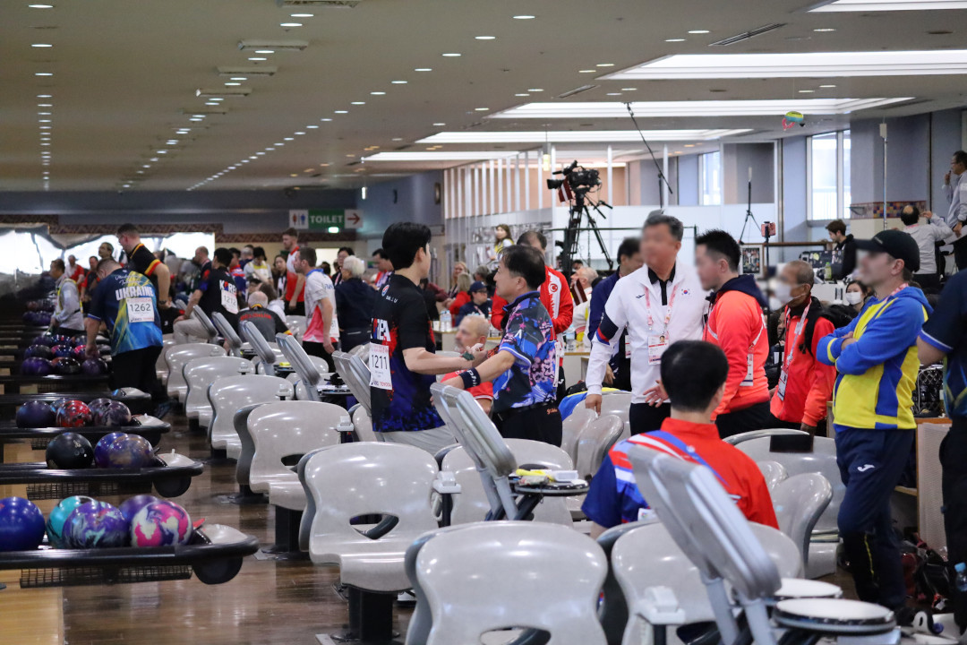 戸羽選手とパク選手が話している様子