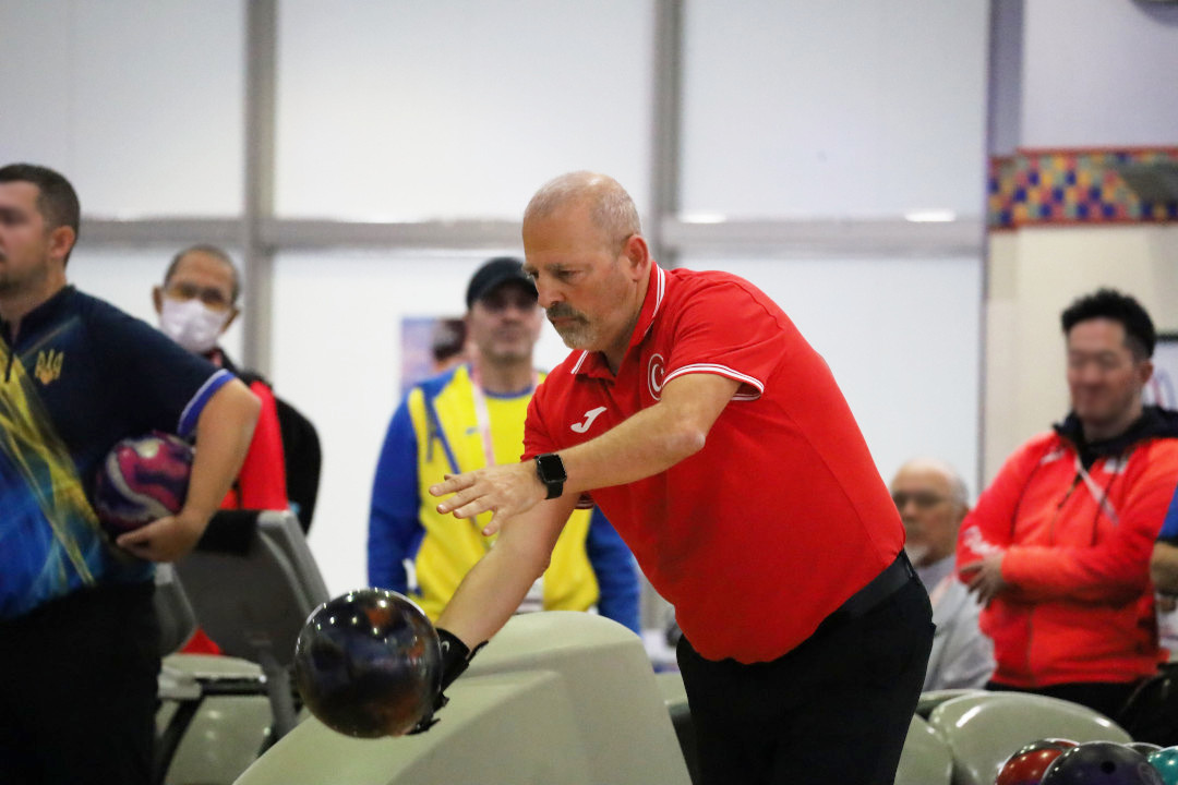 イルハン・アシモグル選手が投球モーションに入っている様子