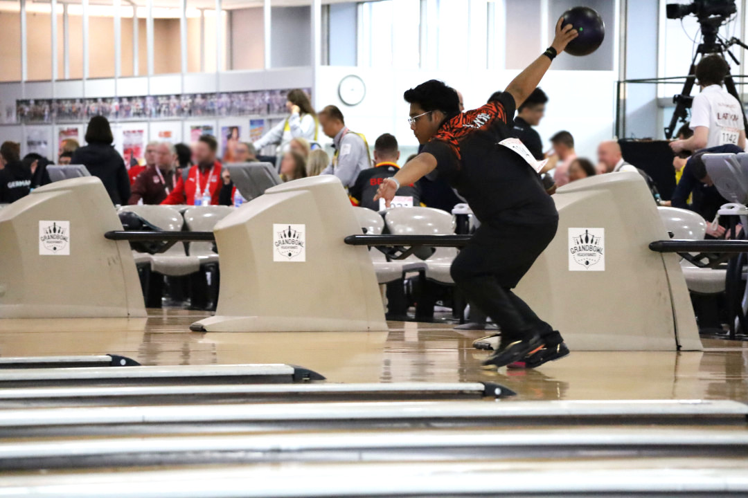 シャビル・シャムスル・アザム・アザム選手が高く球を振り上げている