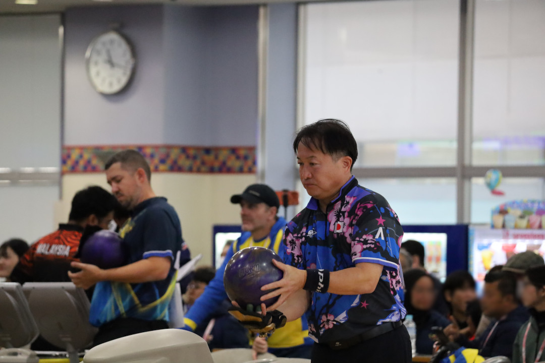 球を両手に持ち、投球フォームに入る前の戸羽選手