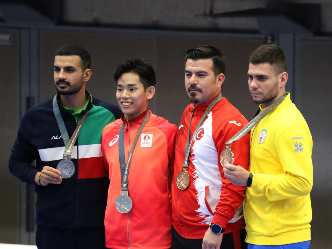 男子メダリストの集合写真