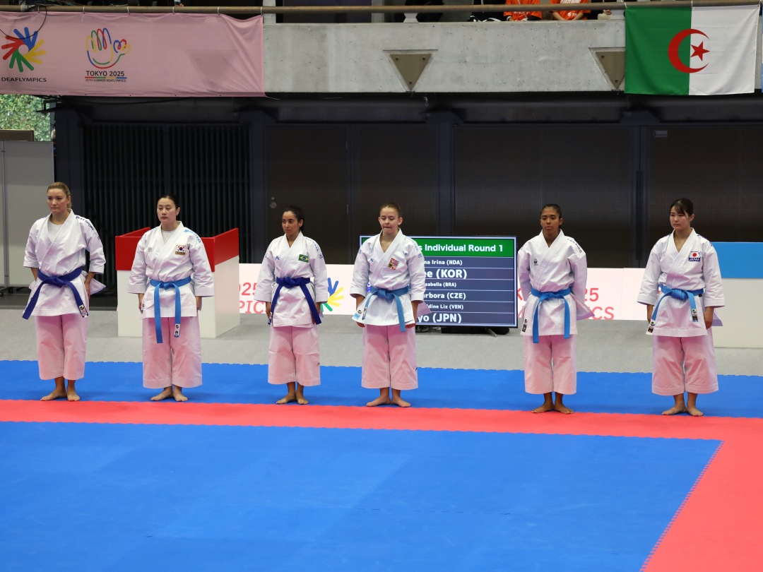 並び立つ青グループの選手たち