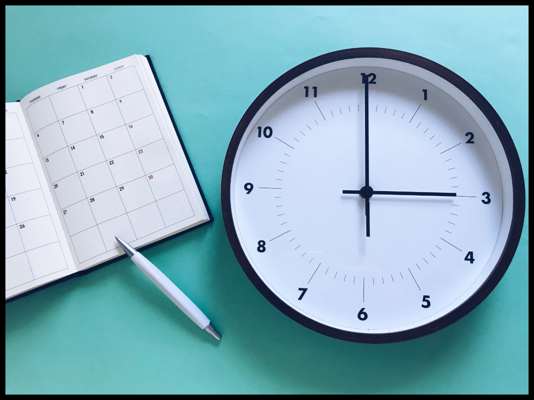 手帳と時計のイメージ