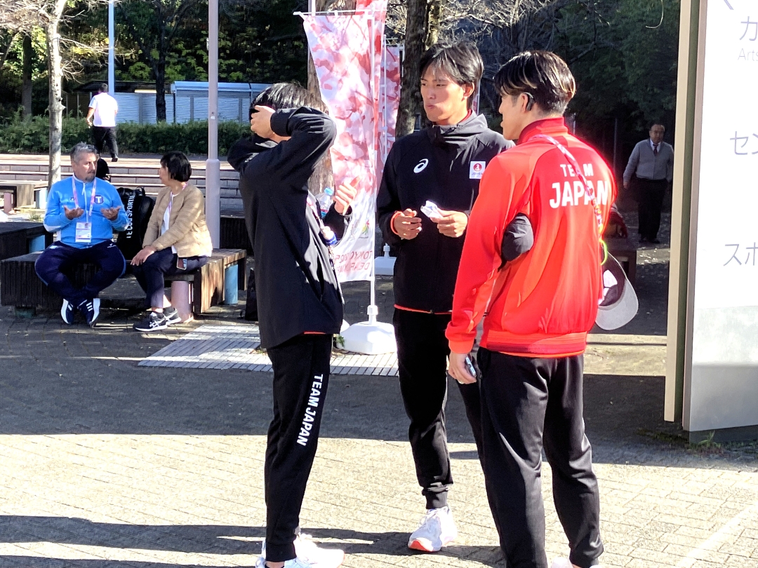 大勢のデフアスリートや関係者もこのセンター広場でくつろいでいる