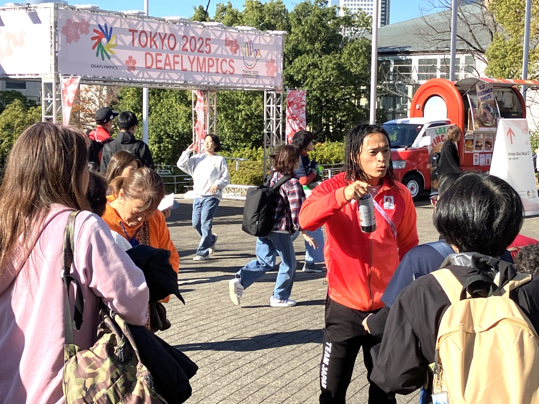 男子陸上100m銅メダル、4X100mリレー金メダリストの佐々木選手を囲むファンたち