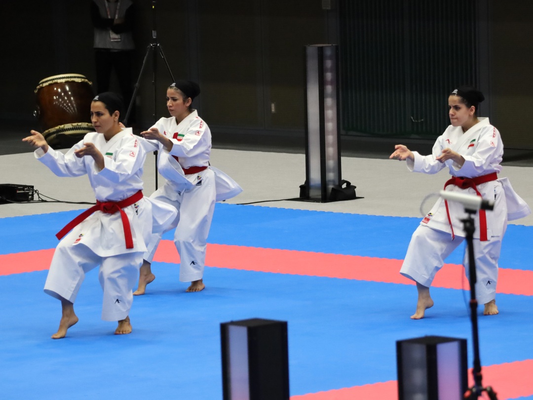 構えを取るイランチームの３人