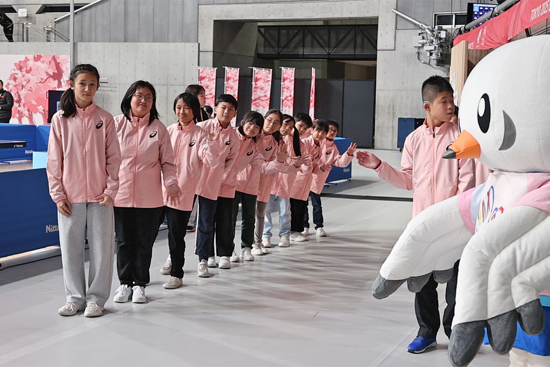 選手を出迎える千葉県立千葉聾学校の小学生たち