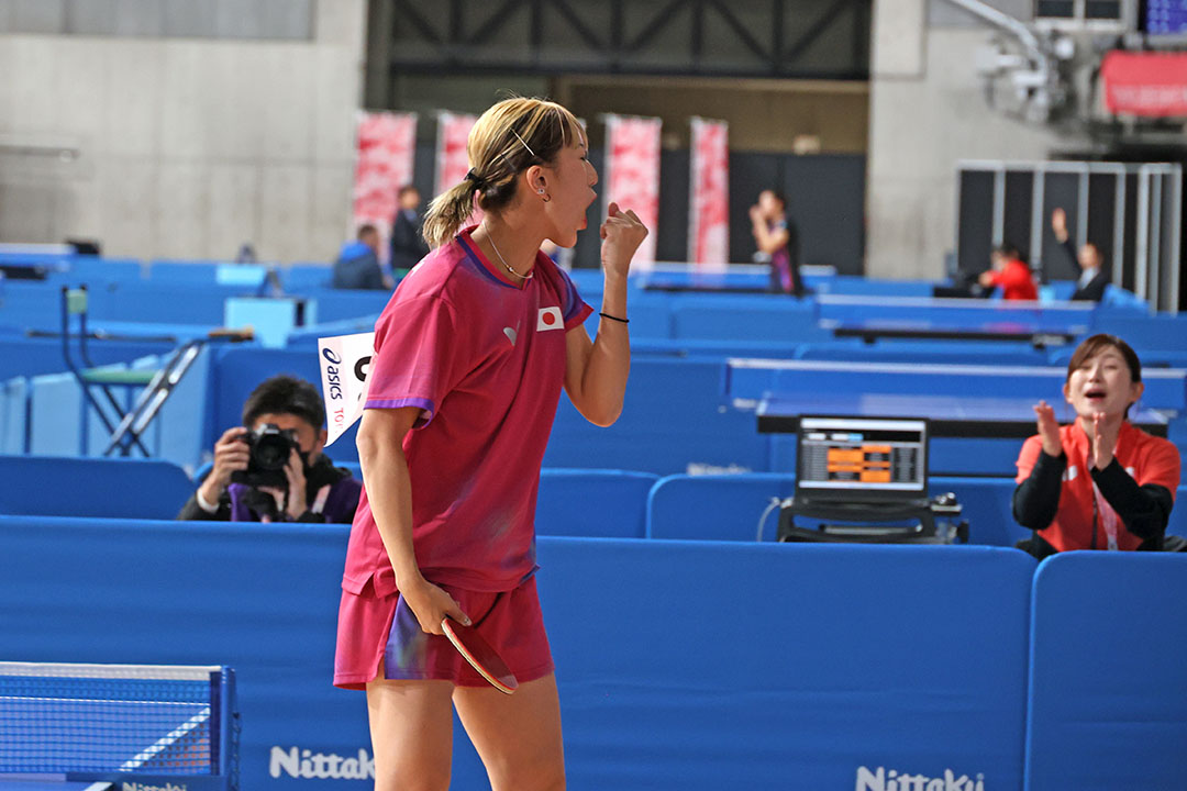 ポイントが入りガッツポーズをする亀澤理穂選手