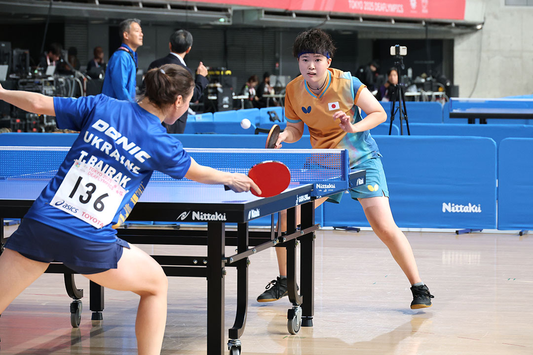 相手のレシーブに集中する木村亜美選手