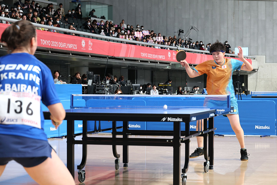 スマッシュを打つ木村亜美選手１