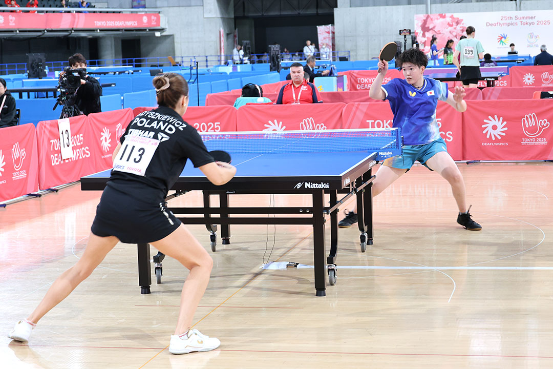 スマッシュを打つ木村亜美選手２