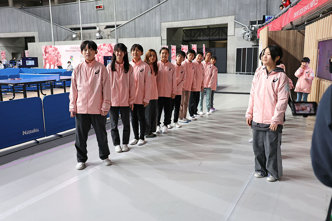 選手を出迎える)都立葛飾ろう学校の小学生たち