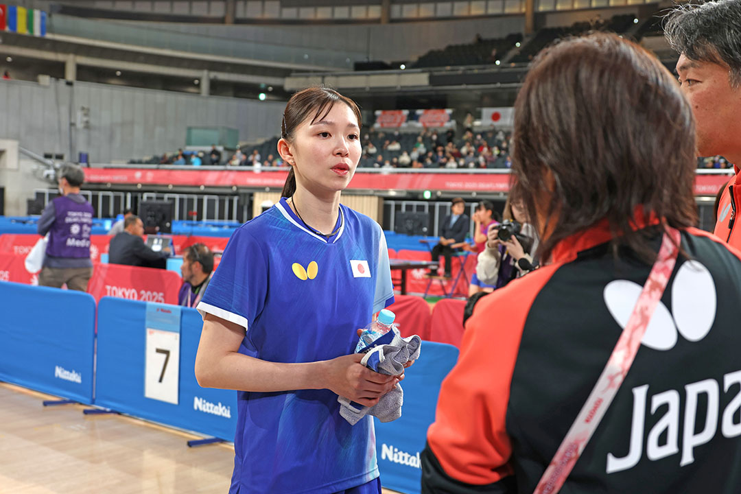 作戦タイムでコーチと手話でコミュニケーションをとる山田瑞恵選手