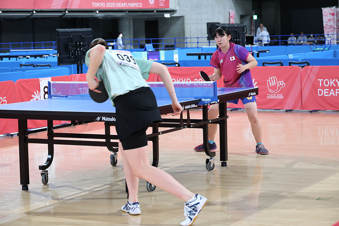 相手のサーブに備える山田萌選手