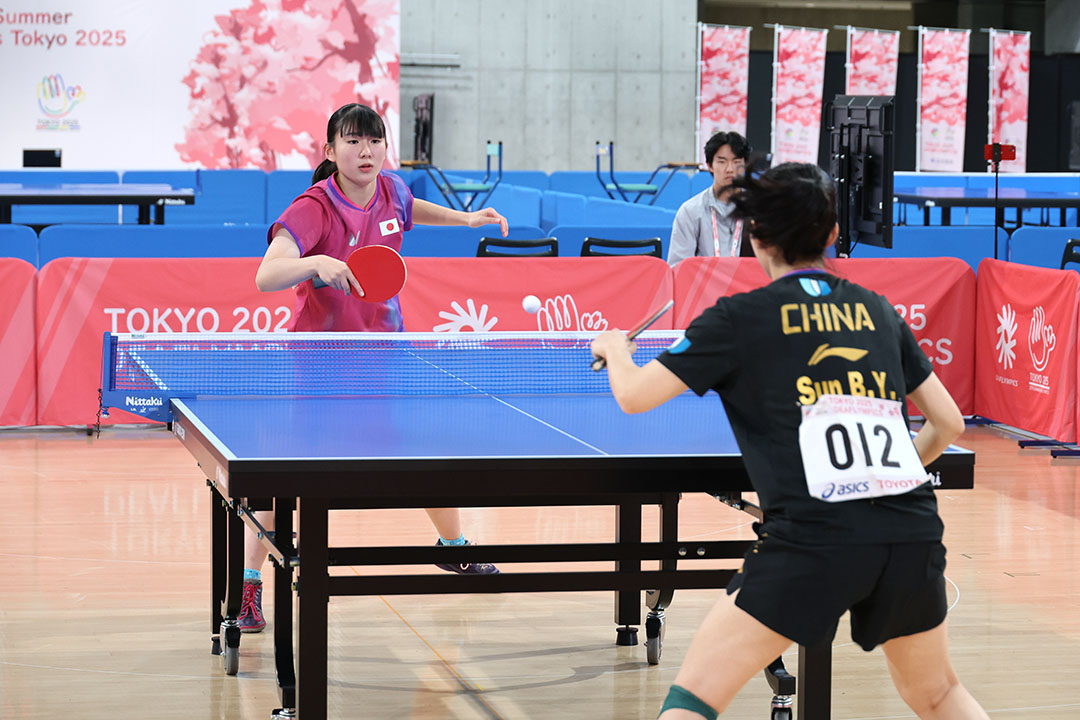 バックハンドで打ち返す山田萌選手