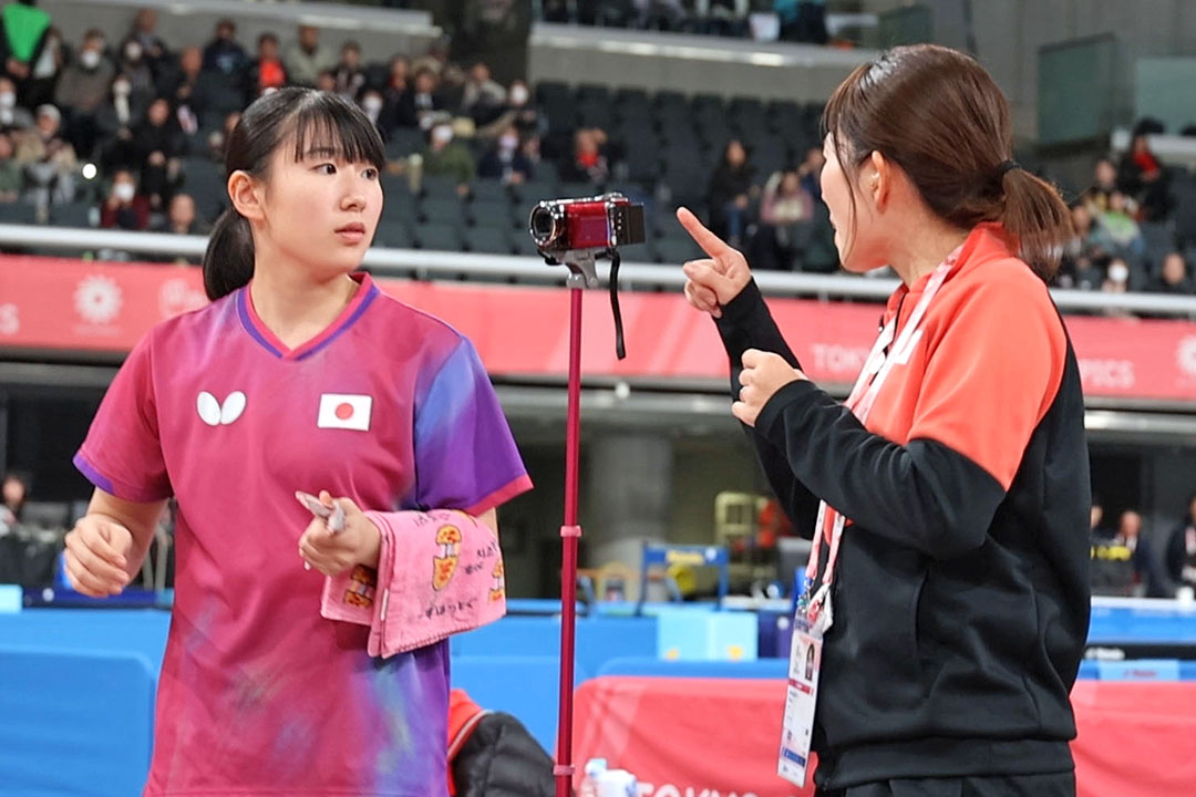 コーチを手話を交えてコミュニケーションをとる山田萌心選手