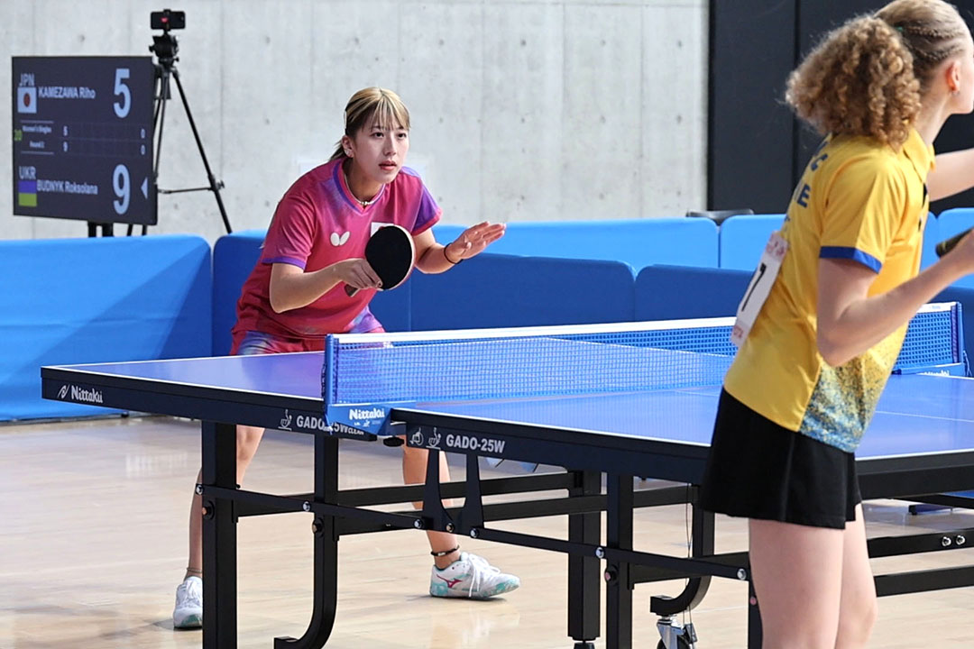 ウクライナの選手のサーブを受ける亀澤理穂選手