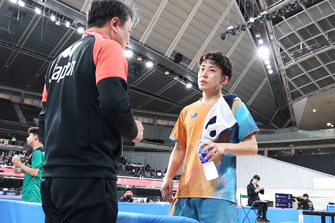 タイムアウトで作戦を話す亀澤史憲選手