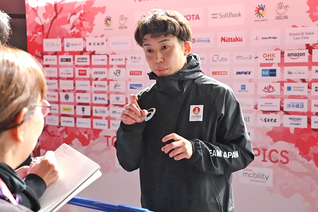 試合後インタビューに答える亀澤史憲選手